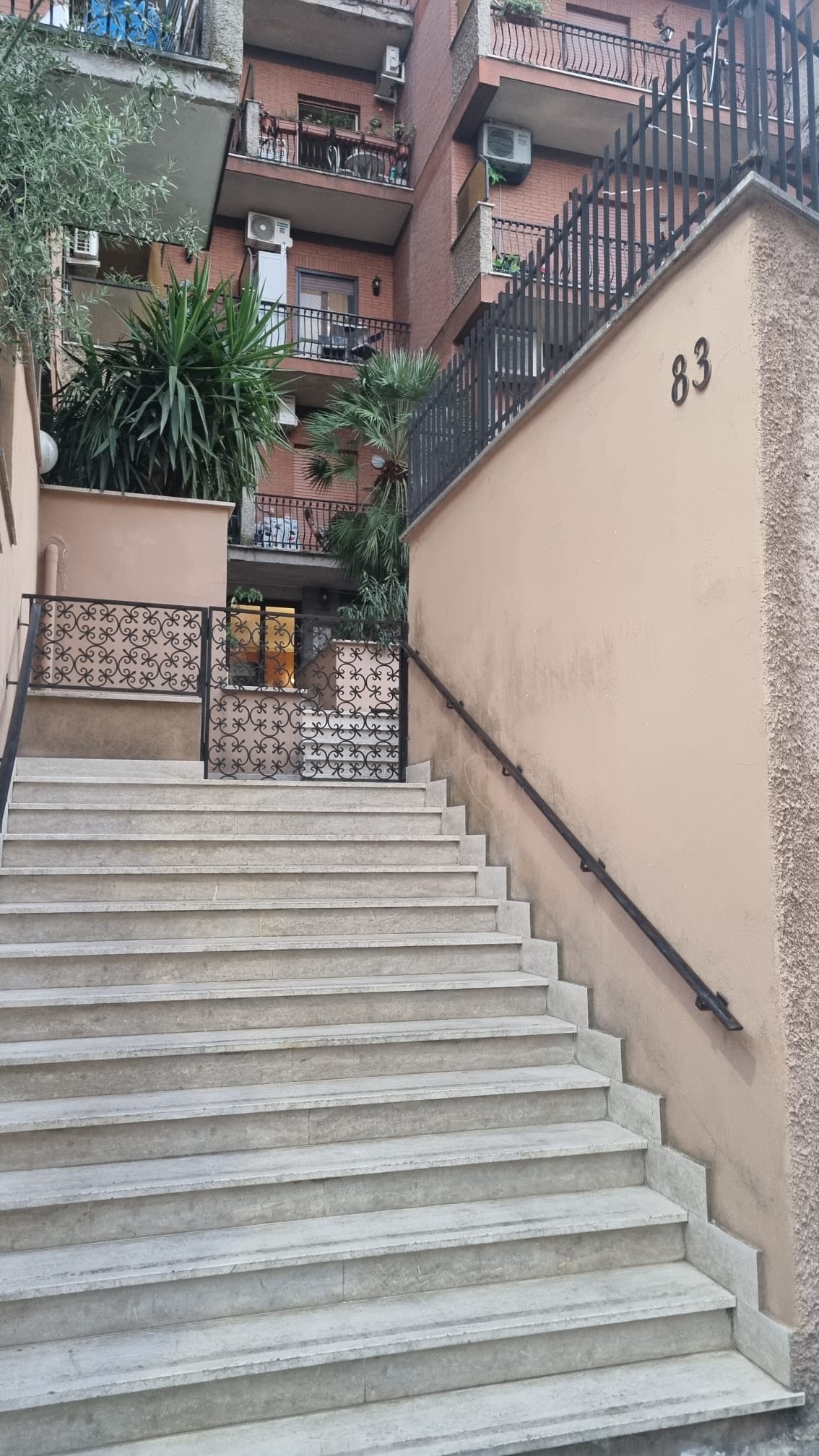 L'ingresso di Simone's Apartment, Via del Lago Terrione 83